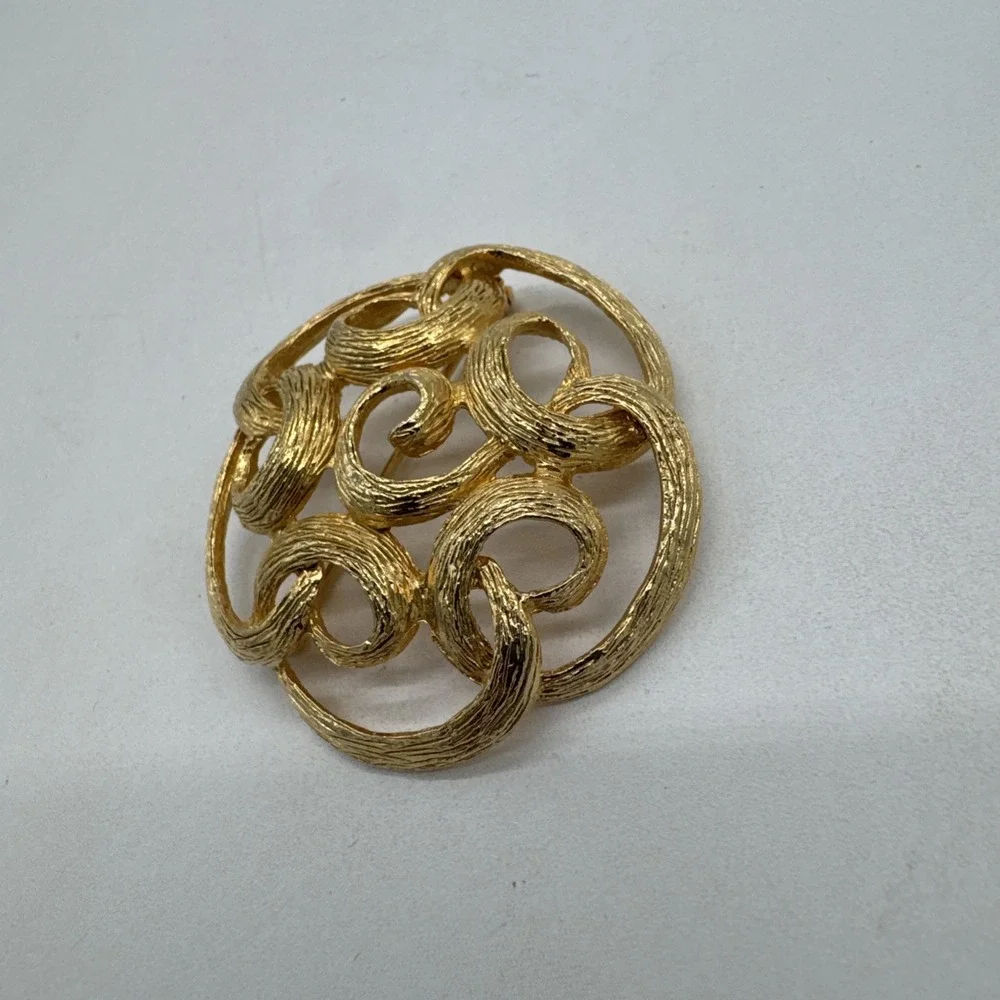 Vintage Sarah Coventry Gold Tone Swirl Brooch 2